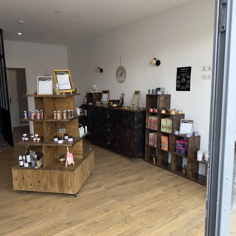 Intérieur de la boutique, étagères de produits